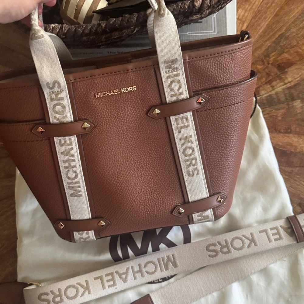 MICHAEL KORS MAEVE LEATHER LUGGAGE SMALL OPEN TOTE MSRP $328‎ - Picture 5 of 7